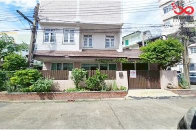 93784, ขายทาวน์เฮาส์ 2 ชั้น 27 ตรว. ถนนนวมินทร์ หมู่บ้านปรีชา 2 นวมินทร์ 65 หลังมุม ใกล้ MRT บางกะปิ