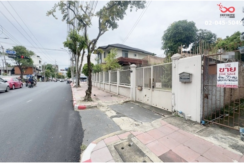 ขายที่ดินพร้อมบ้าน 35 ตร.ว. ถนนนครไชยศรี ใกล้แยกพิชัย เขตดุสิต